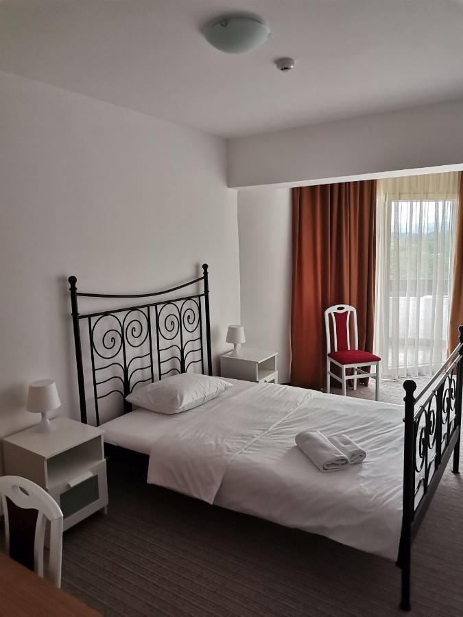 Hotel Plaza à Varvarin Extérieur photo