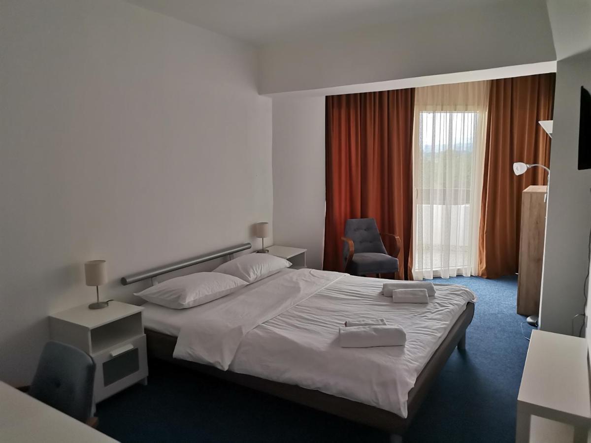 Hotel Plaza à Varvarin Extérieur photo