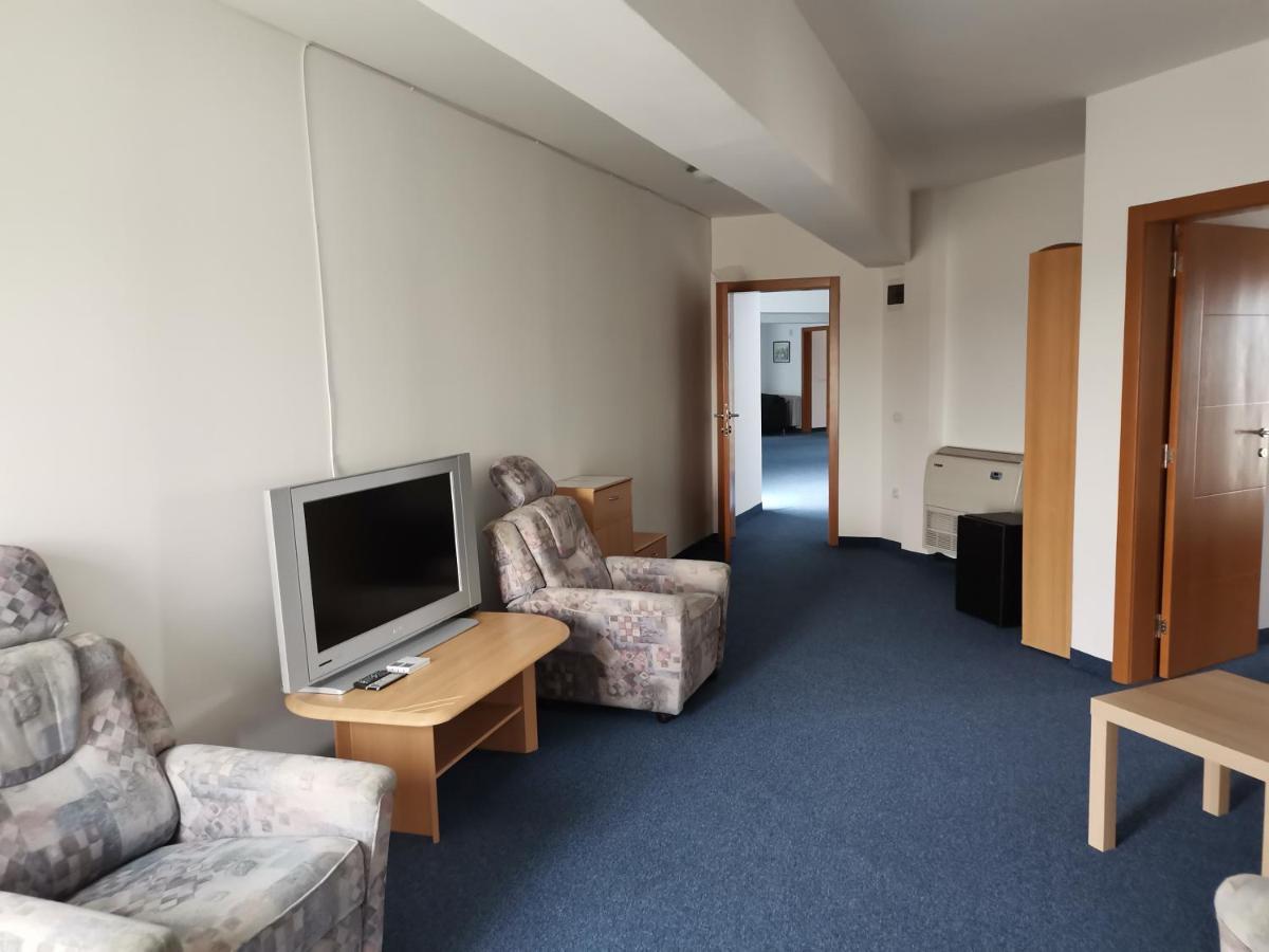 Hotel Plaza à Varvarin Extérieur photo
