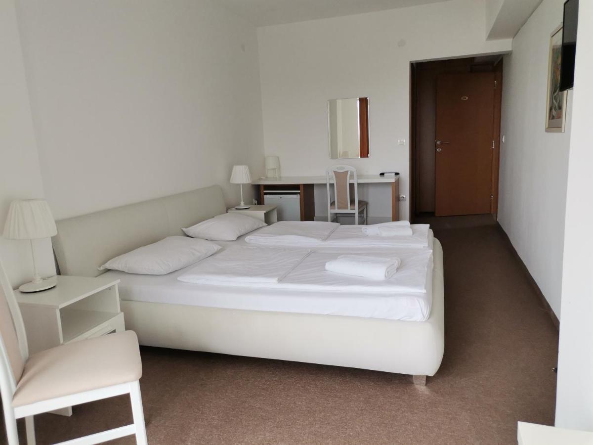Hotel Plaza à Varvarin Extérieur photo