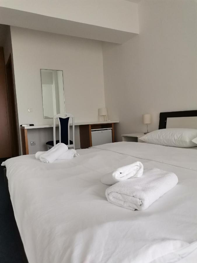Hotel Plaza à Varvarin Extérieur photo
