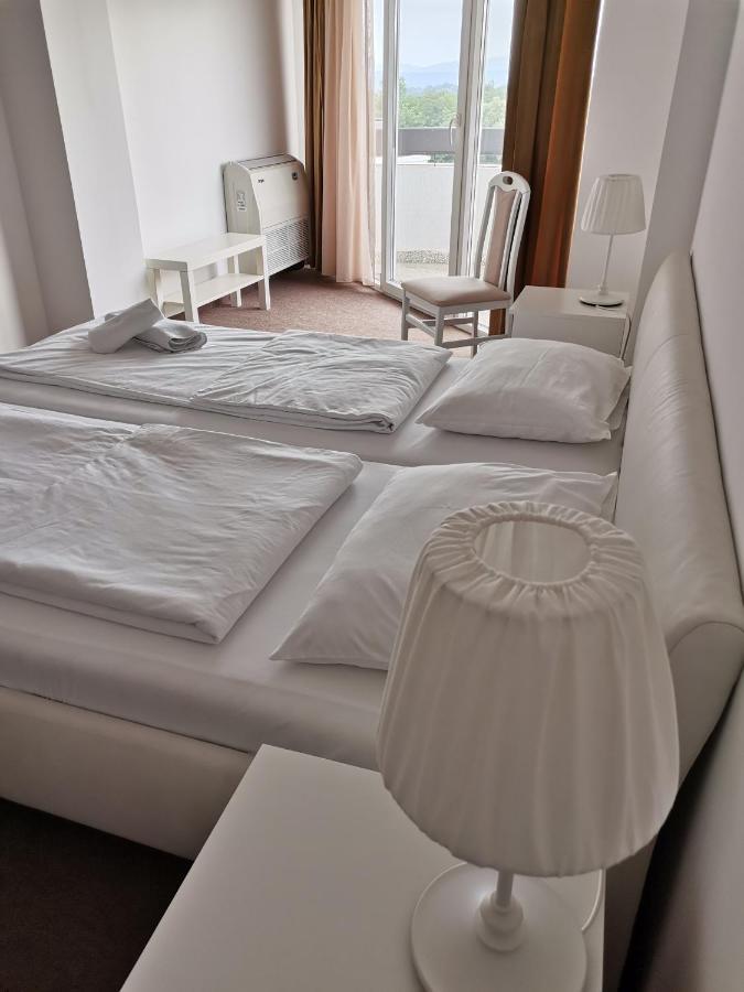 Hotel Plaza à Varvarin Extérieur photo