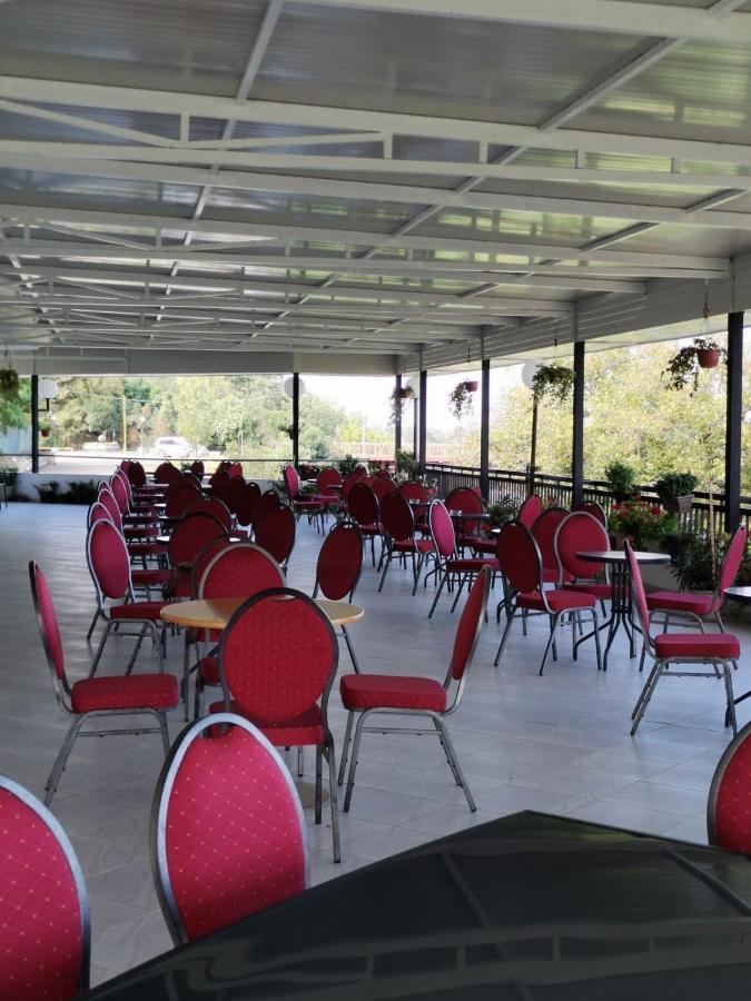 Hotel Plaza à Varvarin Extérieur photo