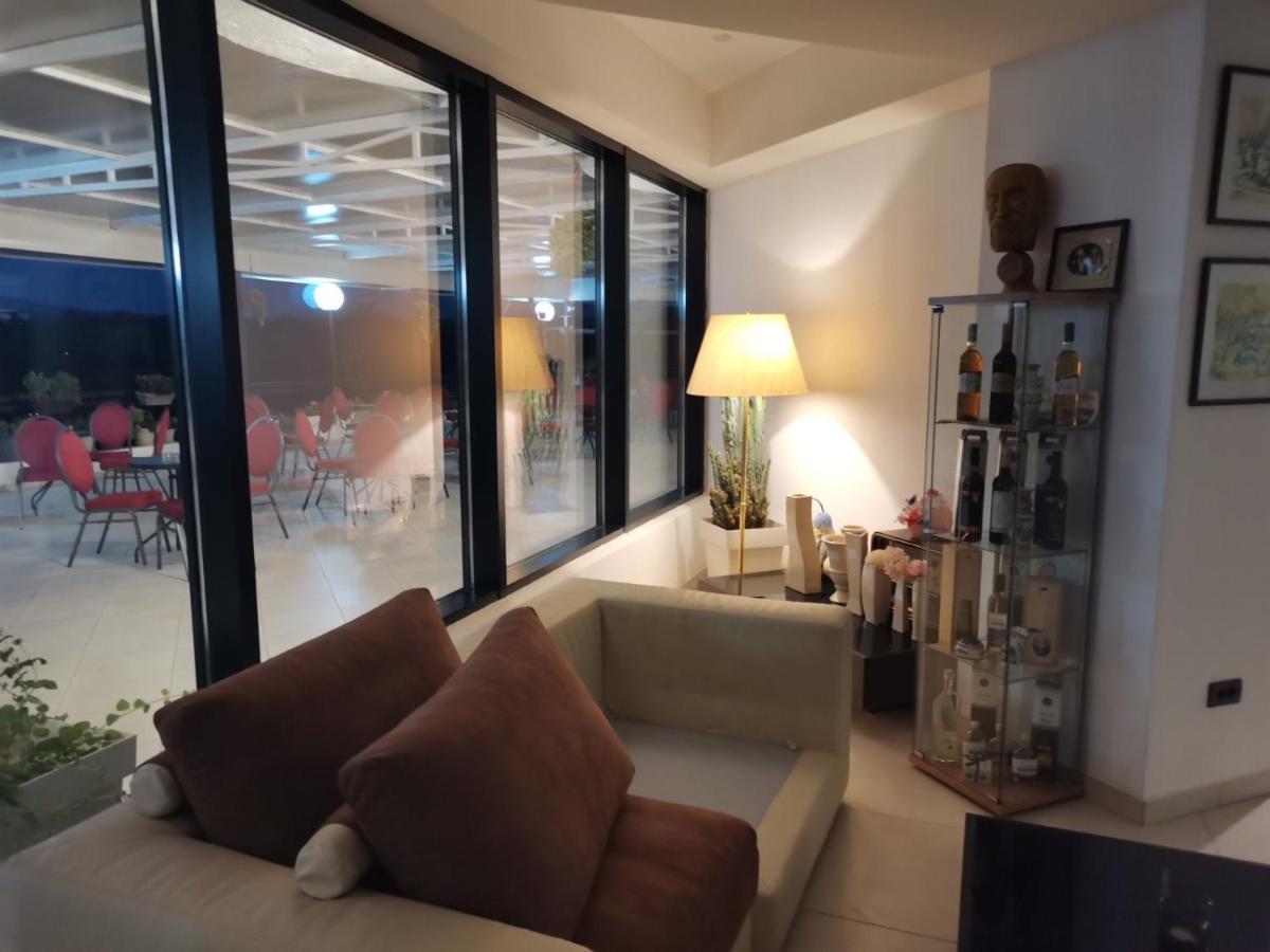 Hotel Plaza à Varvarin Extérieur photo