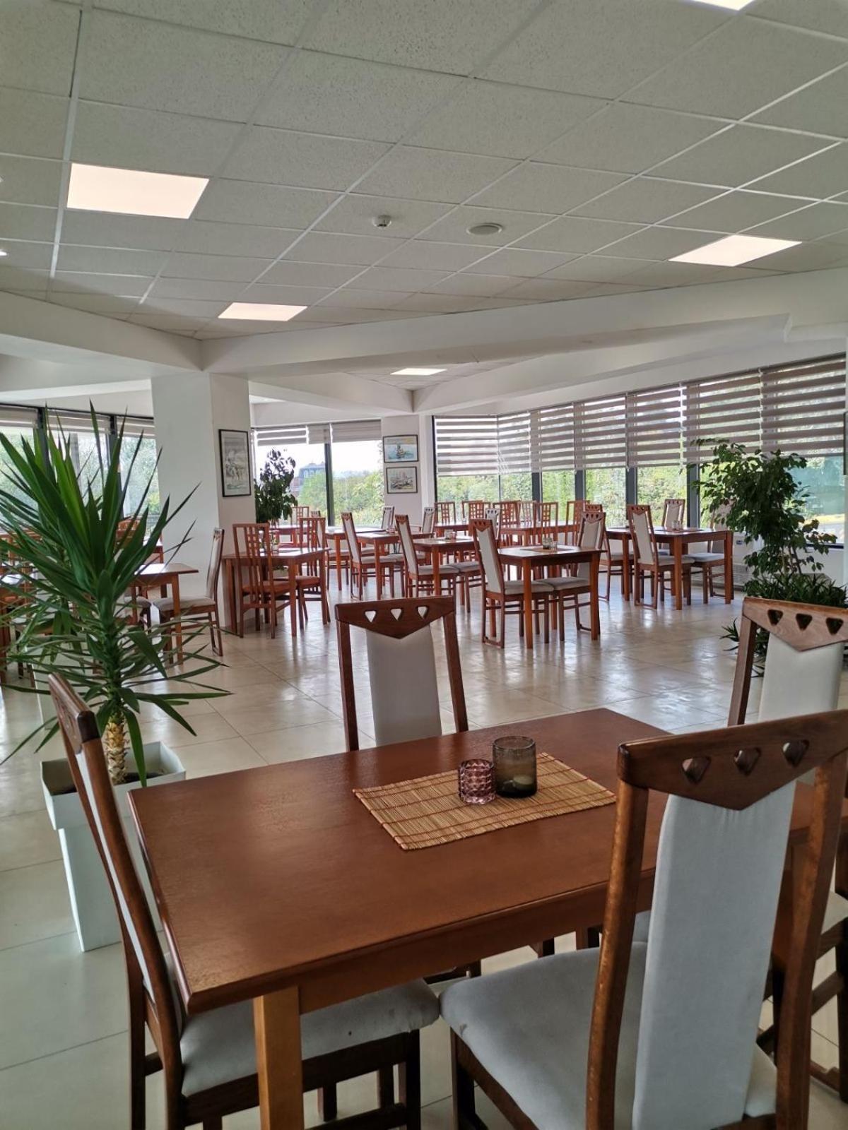 Hotel Plaza à Varvarin Extérieur photo