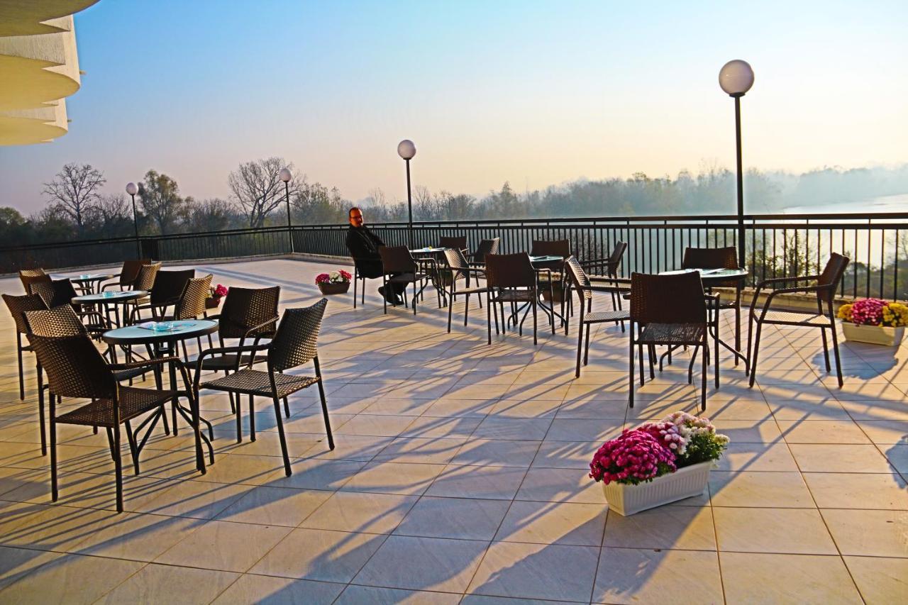 Hotel Plaza à Varvarin Extérieur photo