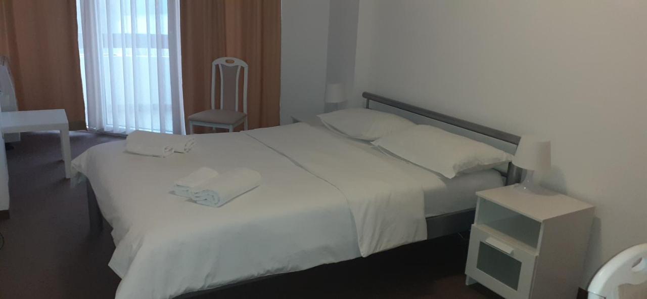 Hotel Plaza à Varvarin Extérieur photo